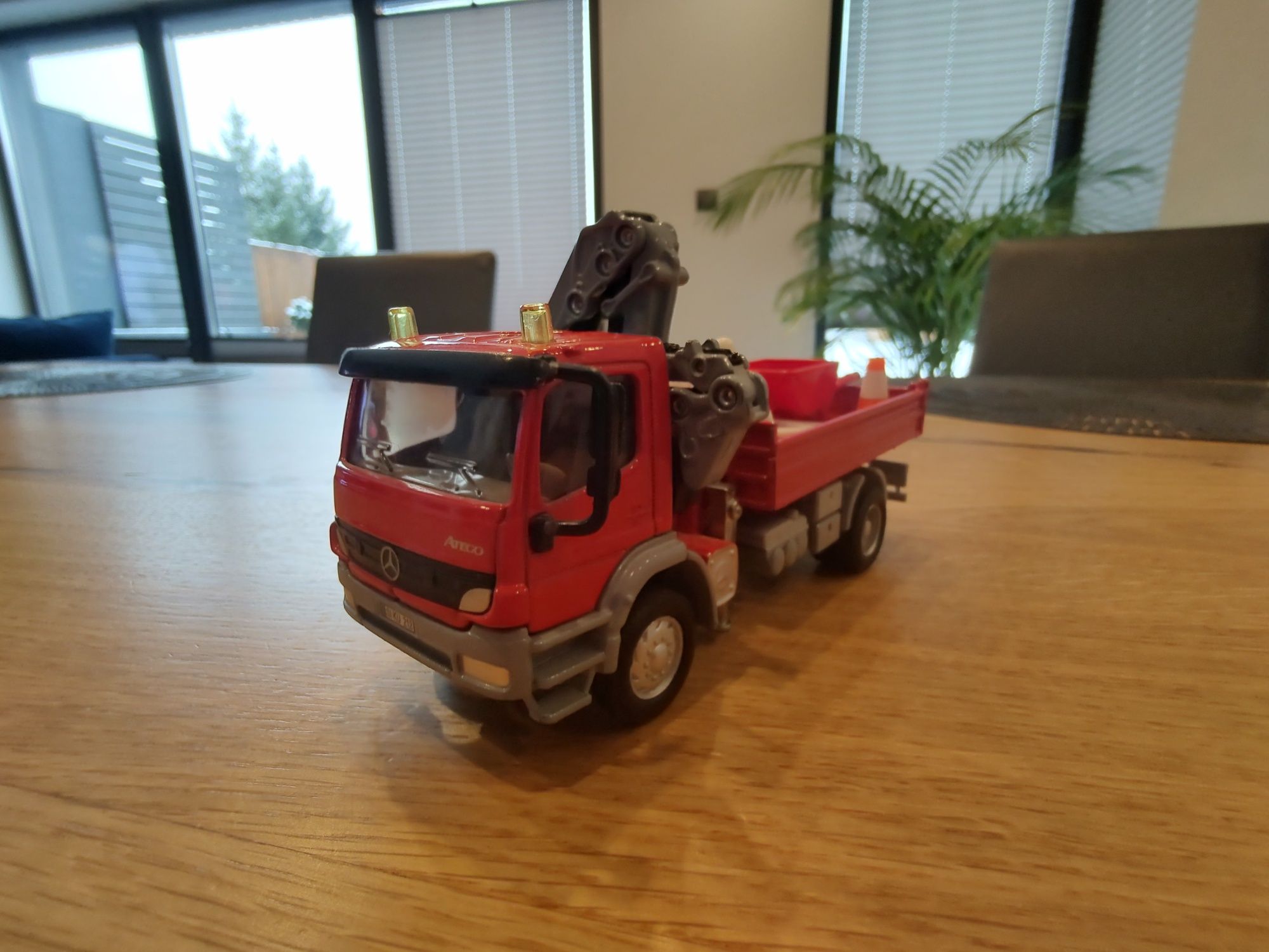 Ciężarówka SIKU Mercedes Atego z HDS czerwony duży+akcesoria