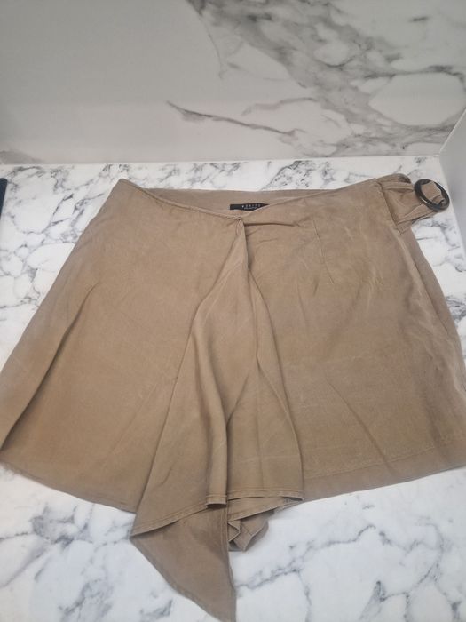 Damskie spodenki Mohito rozm. 40, wyglada jak krótka spódniczka