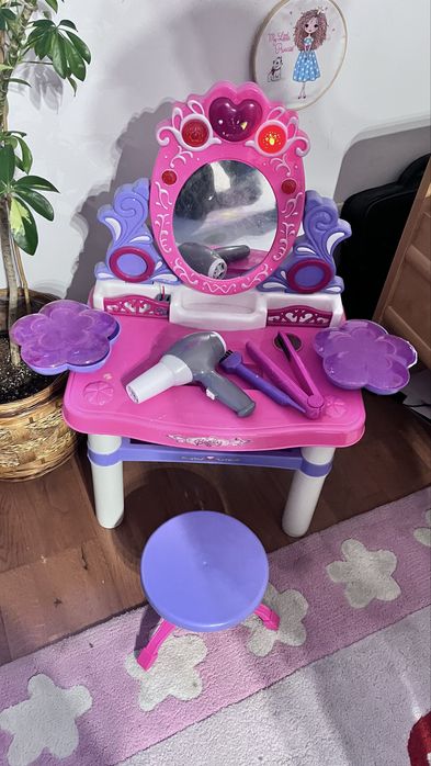 Toaletka z taboretem i akcesoriami