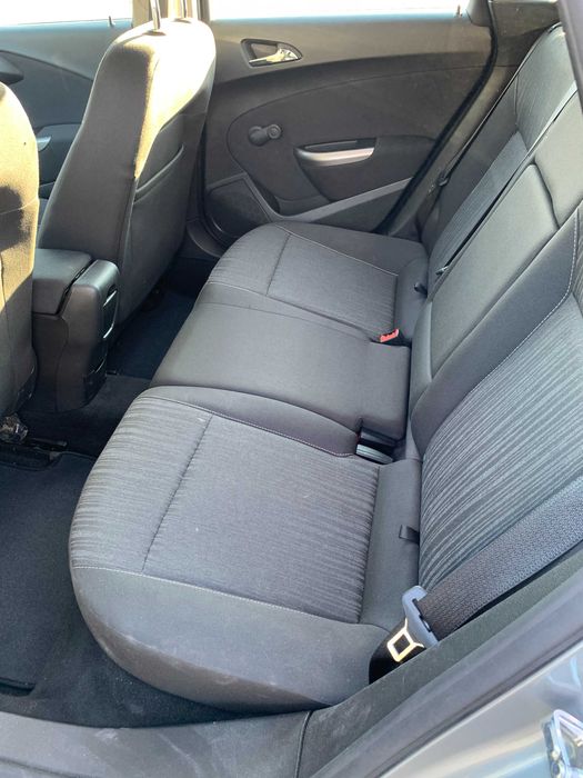 Opel Astra Sports Tourer 2011 1.6л