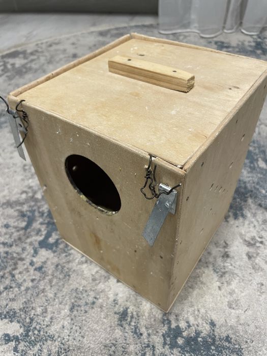 Гніздо для розведення папуг, буда