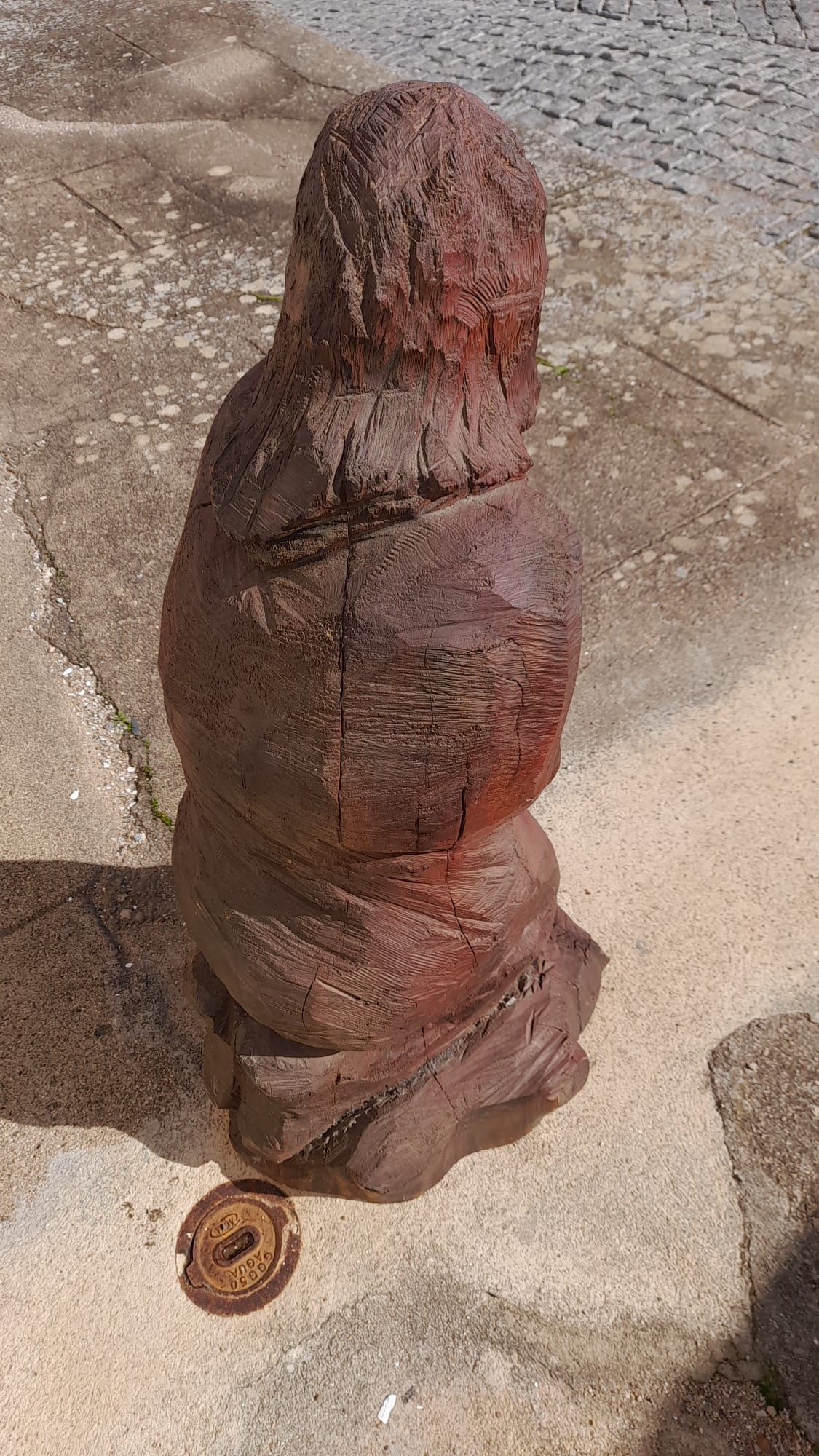 Estátua  em madeira maciça