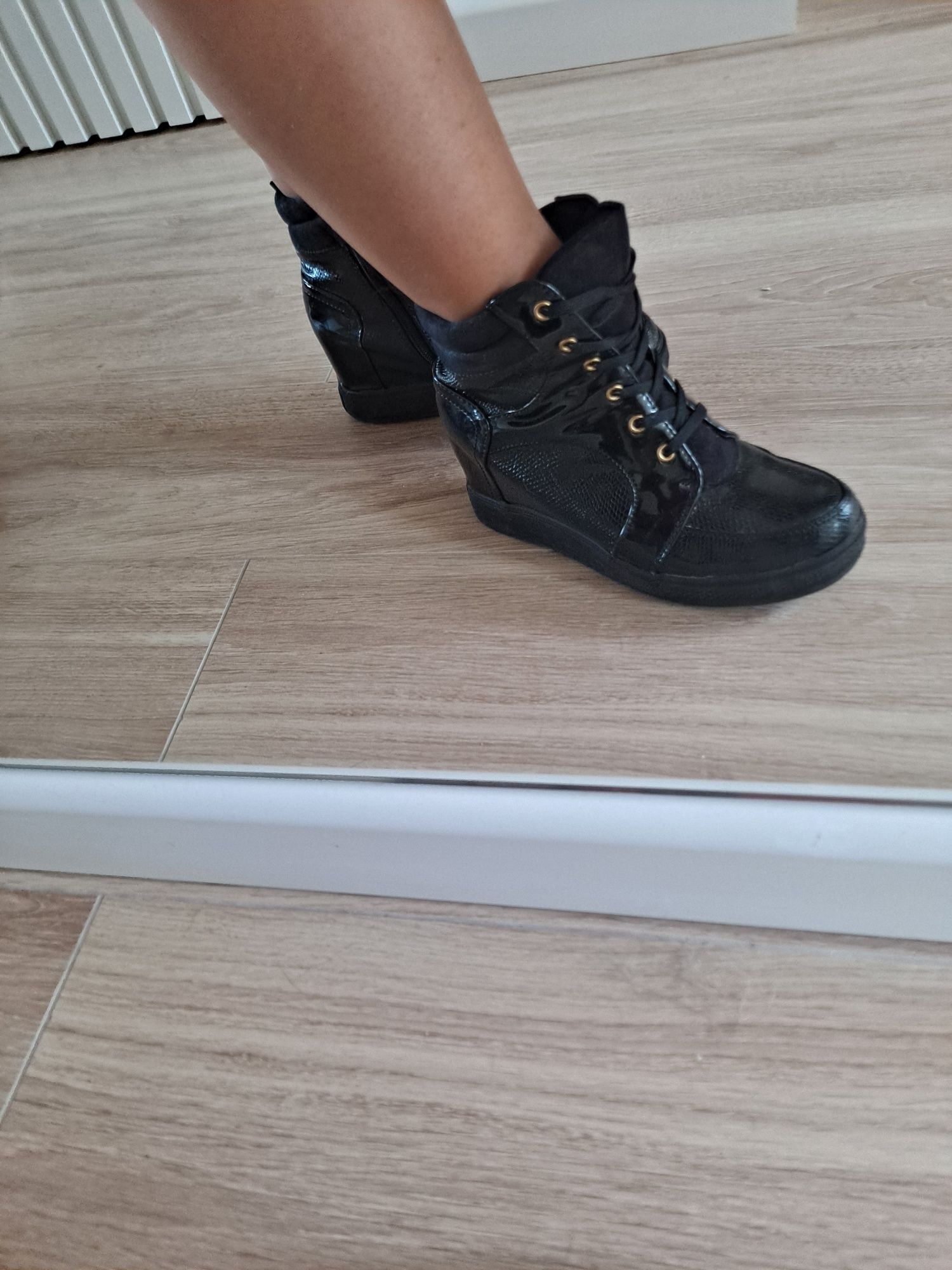 Czarne lakierowane sneakersy na koturnie