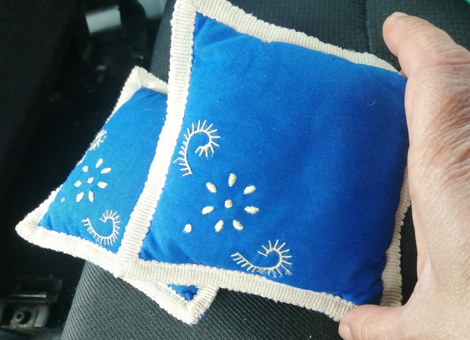 Almofadas pequenas bordadas para colocar agulhas e alfinetes