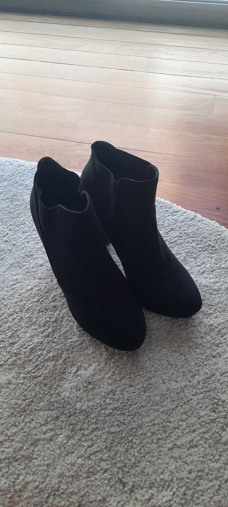 Vendo botas pretas, super giras :)