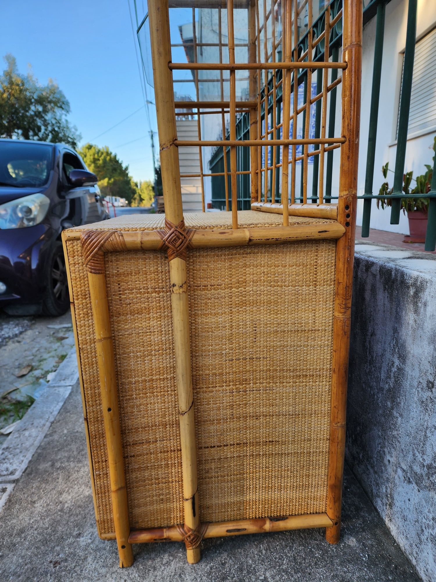 Estante com duas parteleiras em vidro toda em bambu