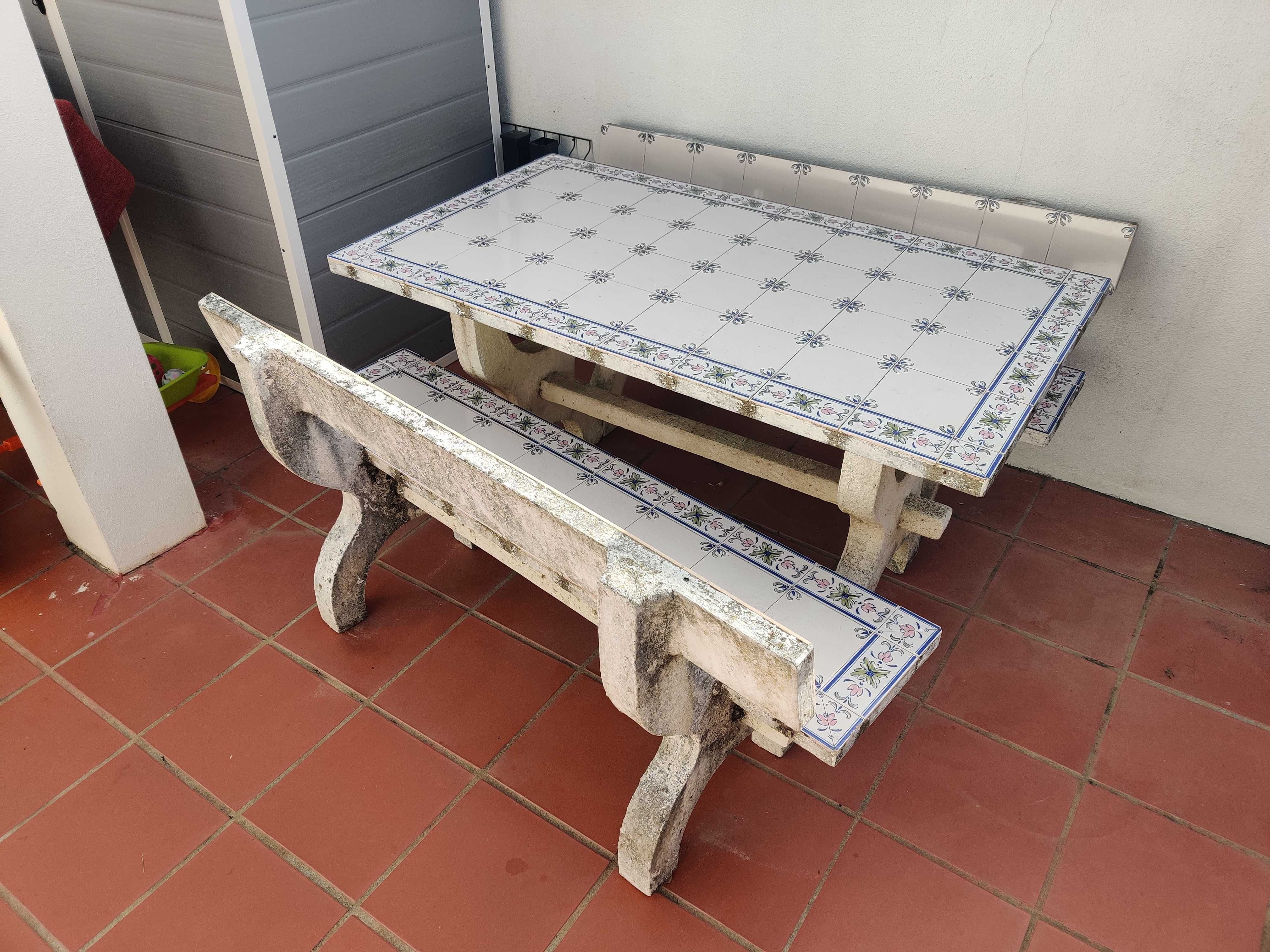 Mesa e bancos de jardim em pedra e azulejo
