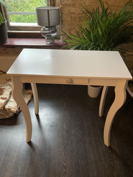 Stolik z szuflada bialy