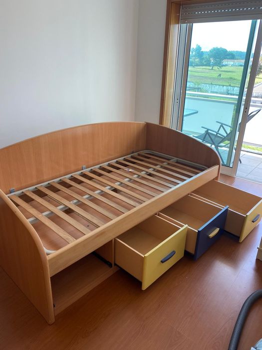 Cama solteiro secretária modulo e estantes