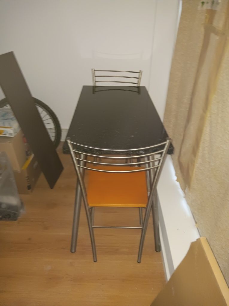 Mesa em granito preto mais cadeiras