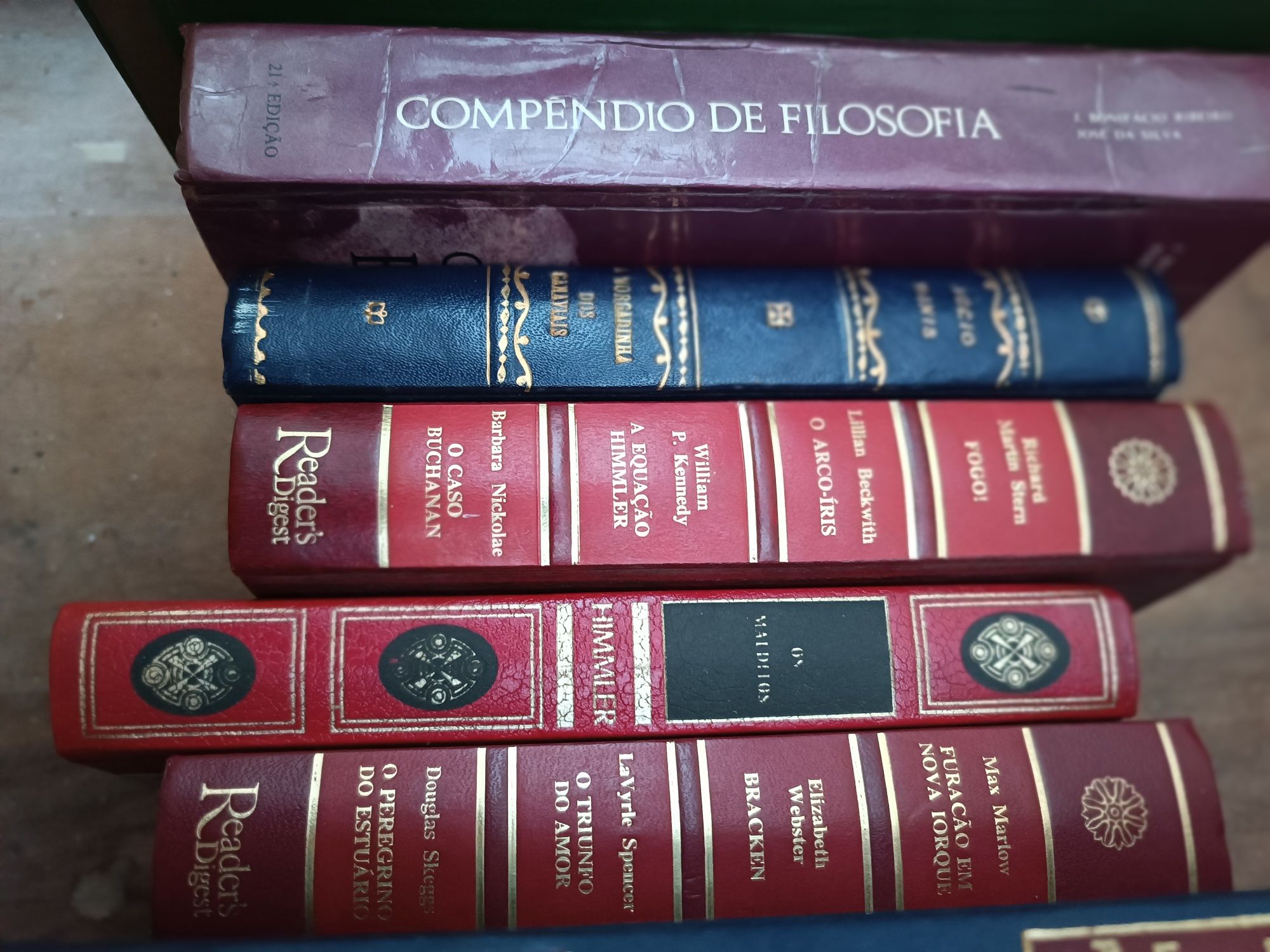 Enciclopédias e livros