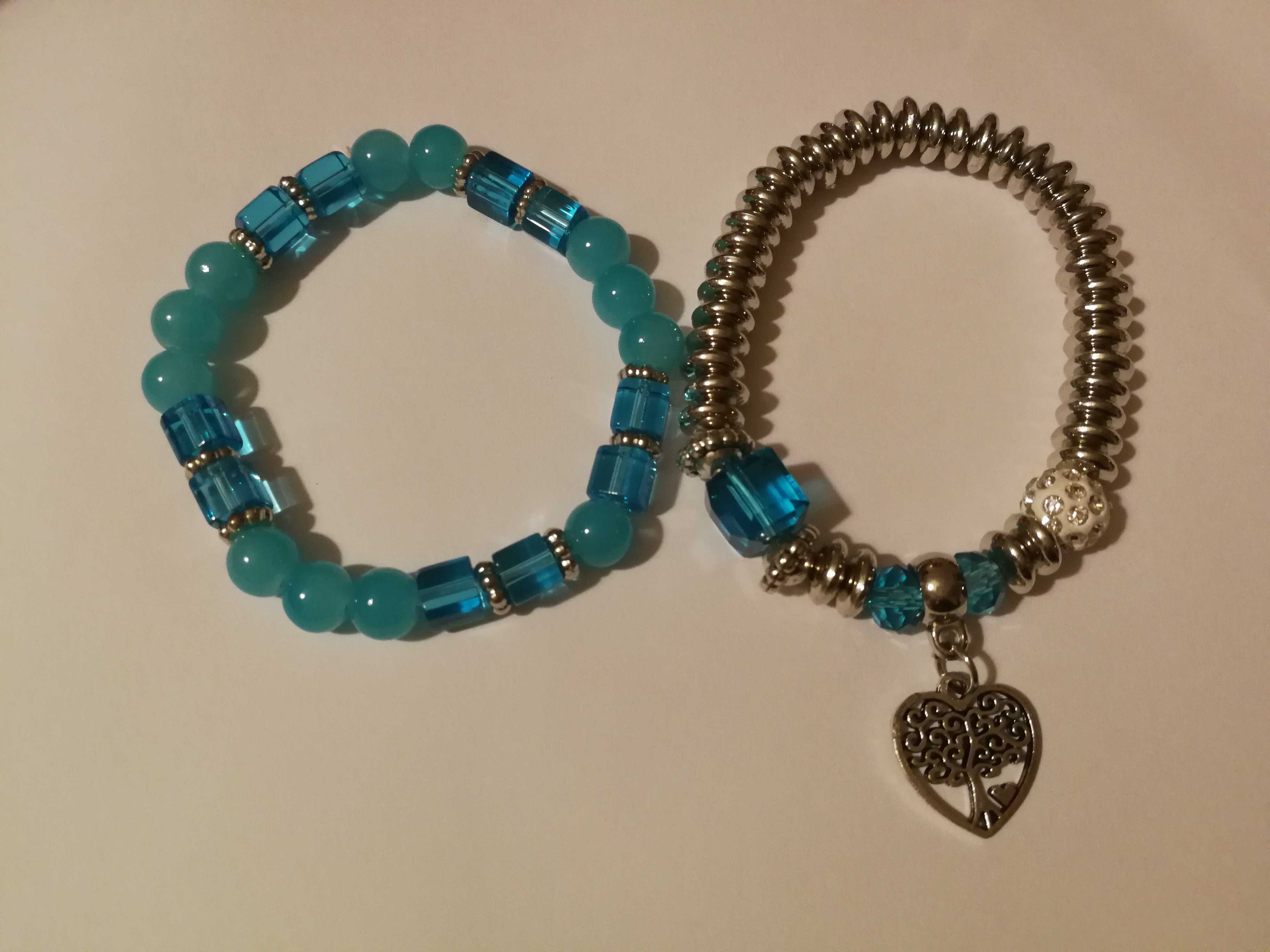 Pulseiras azul e prateada