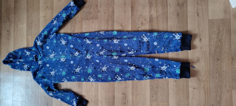 Sprzedam piżamę dziecięcą.