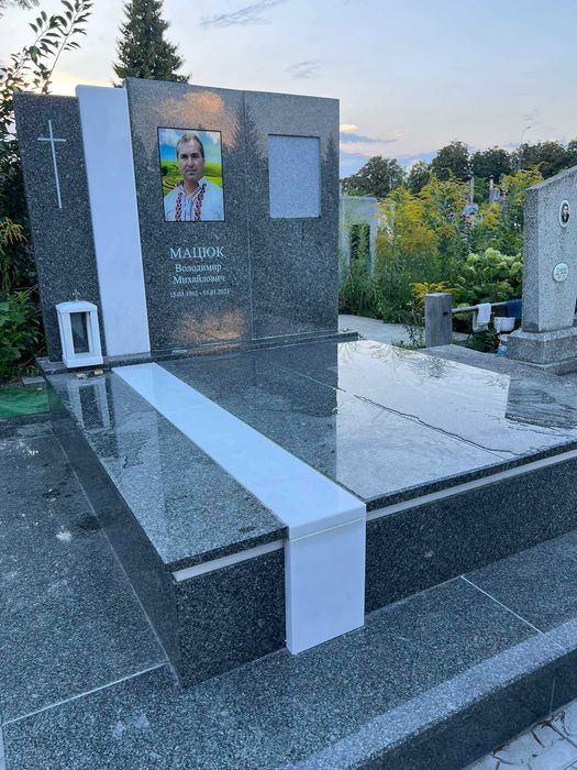 Пам’ятники з натурального каменю. Власне виробництво у Луцьку.