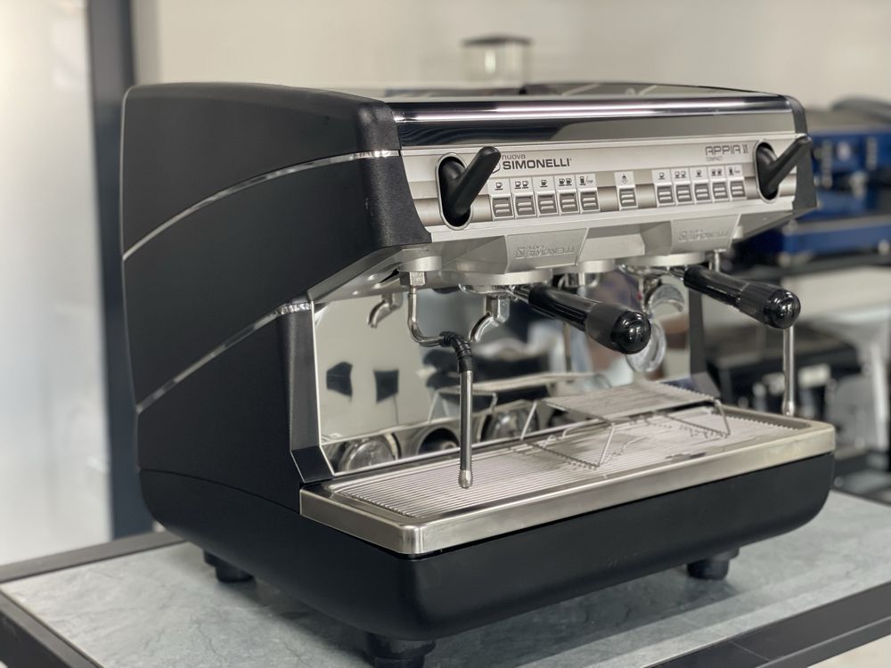 Профессиональная кофемашина Nuova Simonelli Appia II compakt 2GR б/у