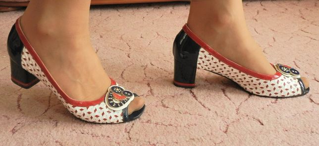 Женские лаковые туфли с открытым носком RENZONI Италия