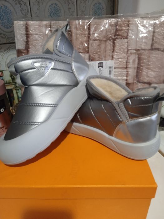 Продам женские стильные дутики.