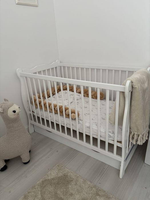 Biale drewniane łóżeczko +materac