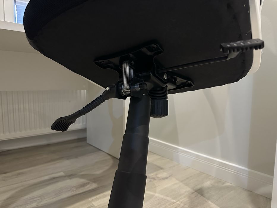 Krzesło biurowe iCHAIR - czarno-białe, wygodne i regulowane