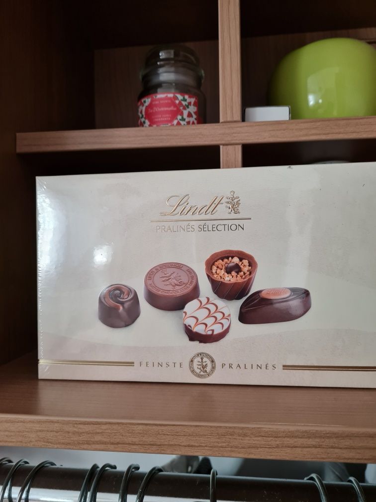 Praliny bombonierka czekoladki lindt z Niemiec
