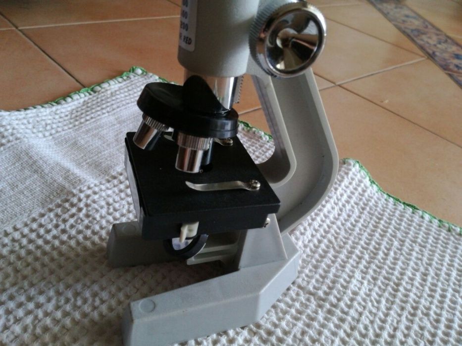 Microscópio novo com Kit de experiências