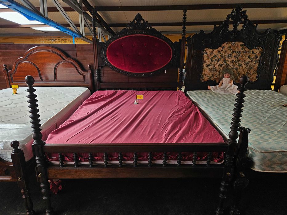 Cama antiga com cabeceira em veludo com estrado e colchão - Mu