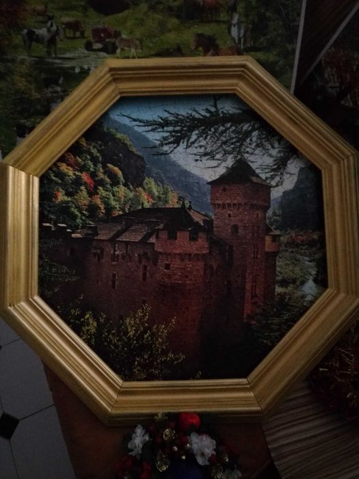 Puzzle com moldura dourada