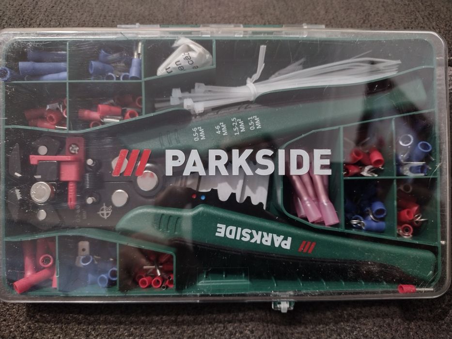 Automatyczne szczypce z zestawem końcówek i tulei, 231 el parkside