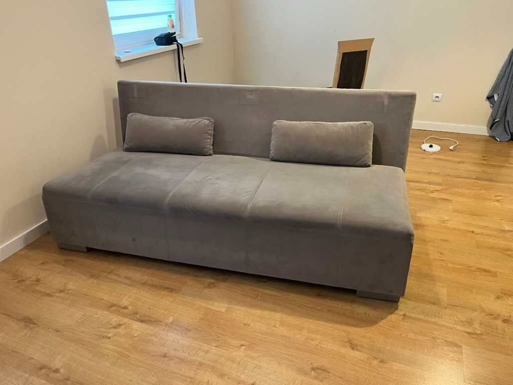 Rozkładana sofa z pojemnikiem na pościel – aksamit