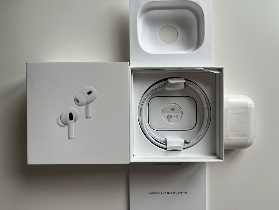 AirPods pro 2, case i prawa sluchawka