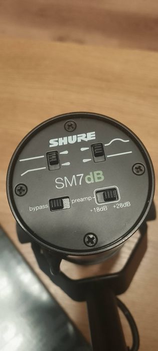 Shure SM7dB – kultowy mikrofon do wokalu, podcastu i streamu