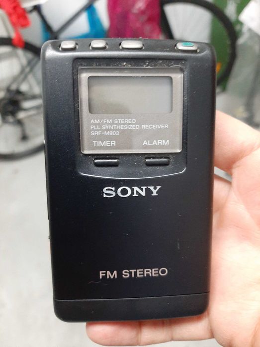 Aparelhos de som, tomtom, computador. Tudo antigo.