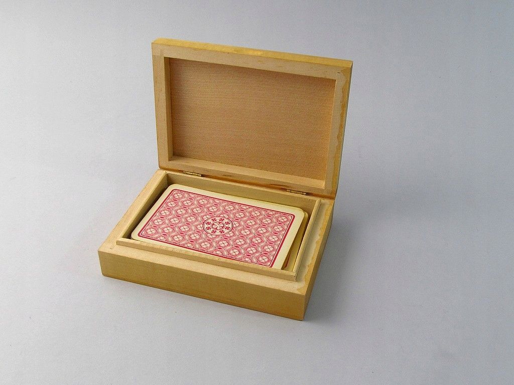 stare sygnowane drewniane pudełko na karty
