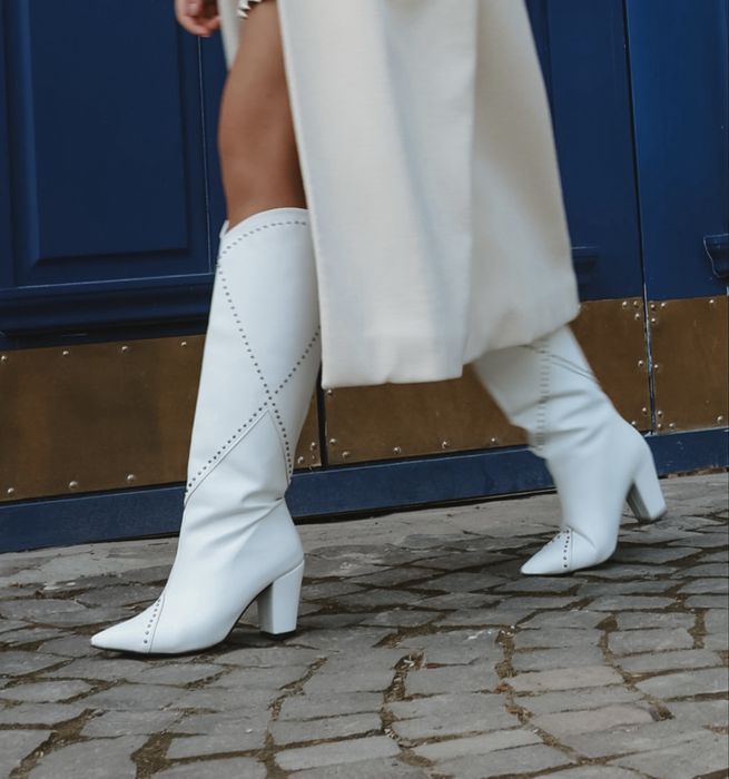 Білі високі козаки.