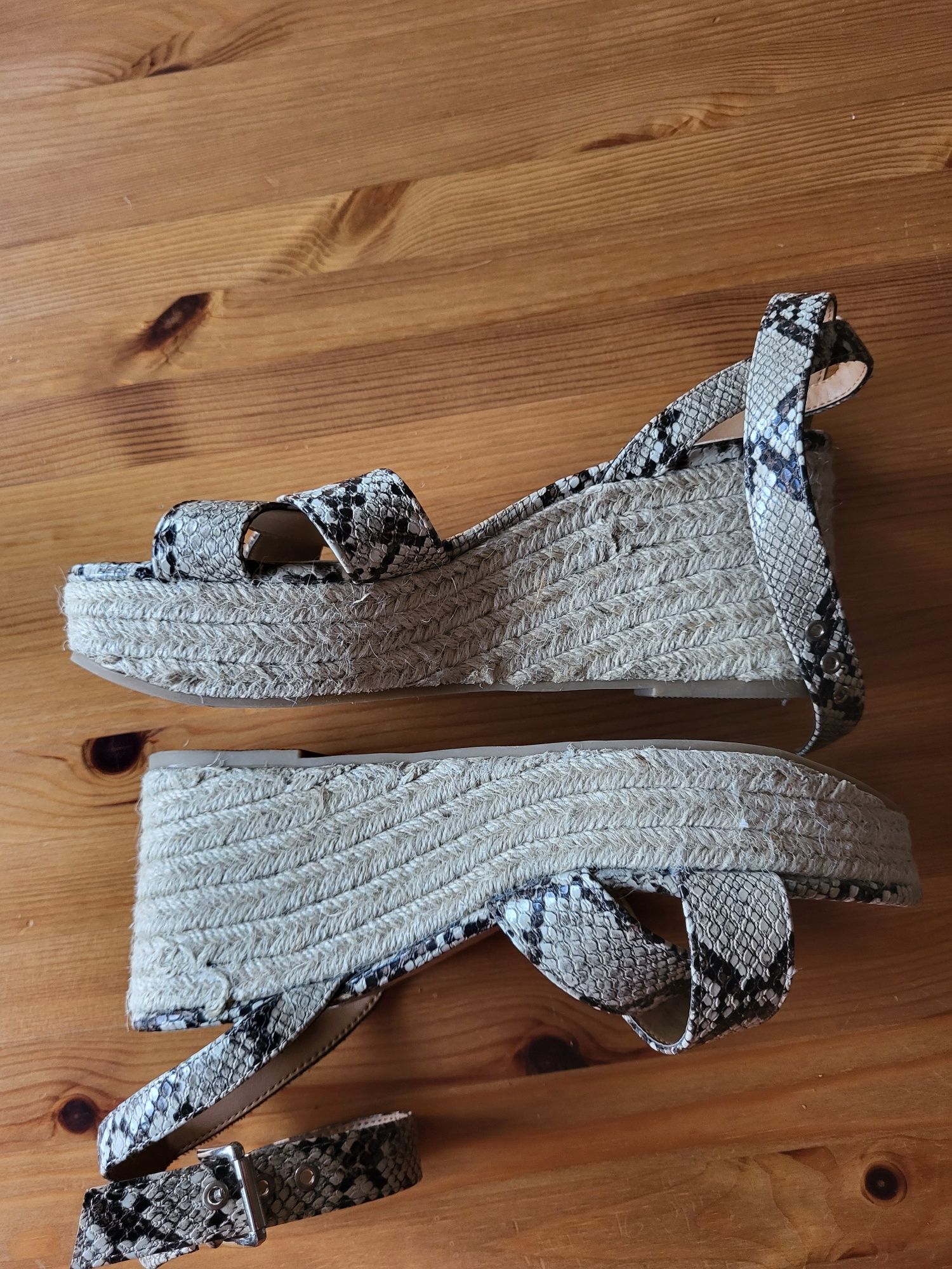 Sandały na koturnach wężowy wzór  39 40