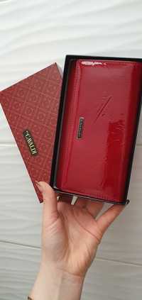 Nowy czerwony portfel damski lakierowany na prezent