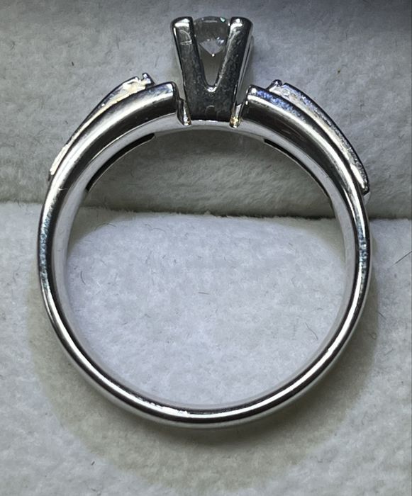 Золотое кольцо с натуральными Якутскими бриллиантами, р17.5; 5.2 г