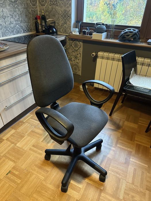 Fotel obrotowy/ fotel na kółkach/ krzesło biurowe/meble biurowe