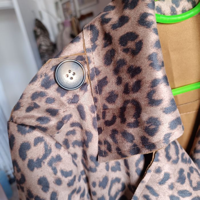 Gabardina em pelo de pêssego estampado tigress NOVA