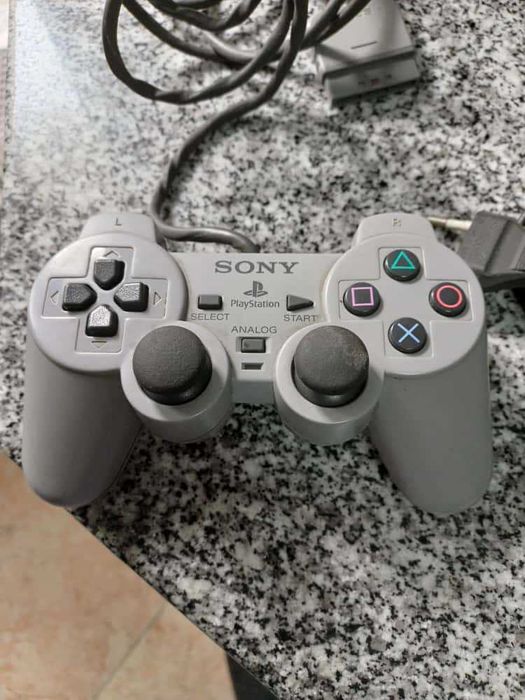 Consola Playstation 1 + Comando Dual Analog + Jogo Tekken 3