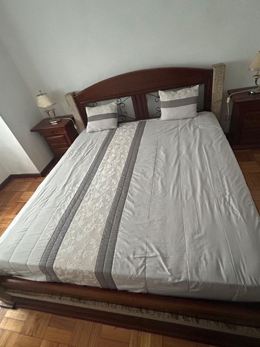Cama de casal com mesas de cabeceira