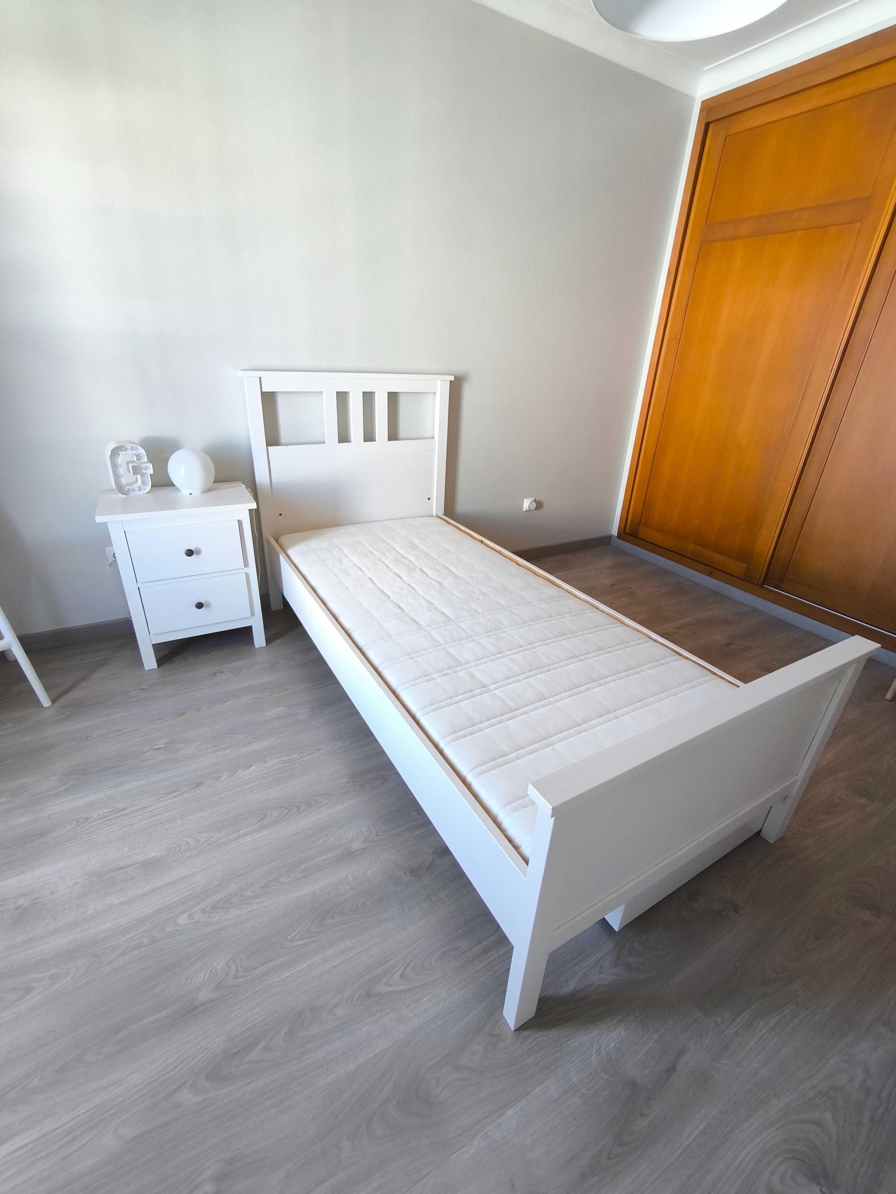 Cama de solteiro com arrumação (colchão não incluído)