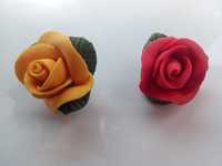 2 malutkie broszki w kształcie kwiatów róży