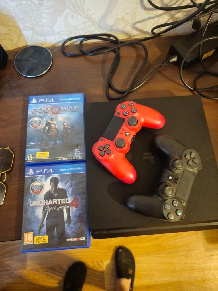 Продаю свою ігрову консось PS 4 slim 512