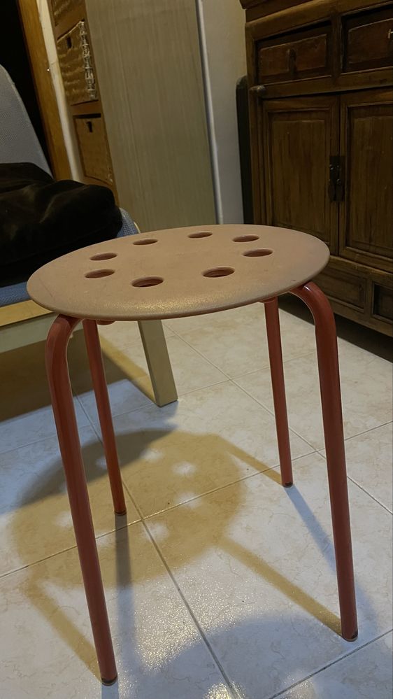 Banco empilhável vermelho – leve e prático!