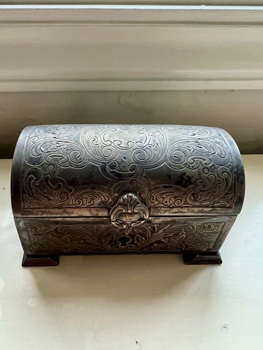 Arca guarda joias em prata trabalhada