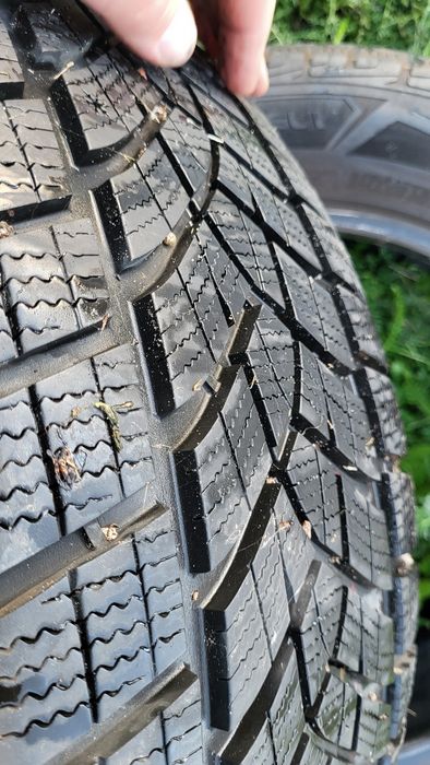 Opony zimowe  Good Year 235/55/R18