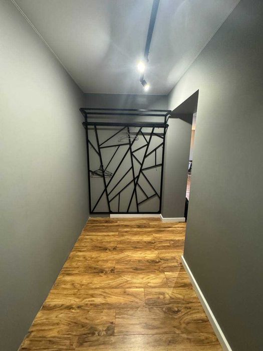 Дворівнева квартира з сучасним ремонтом, Виставка