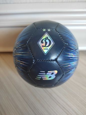 Мяч сувенирный New Balance FCDK Динамо Киев Iridiscent Mini FB03106G