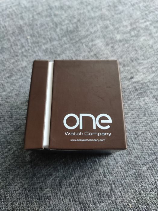 Nietuzinkowy zegarek One Watch.  Nowa bateria.